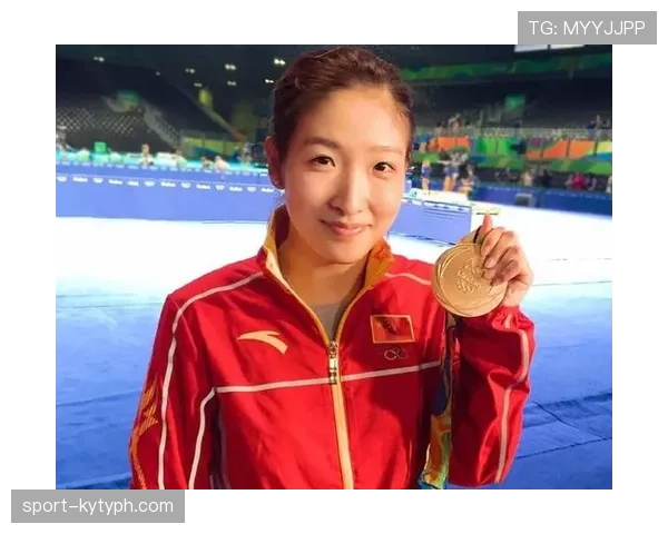 刘诗雯逛街随手一掏钱包像在开保险柜，结账那张脸比我银行卡余额还淡定